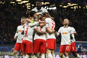 开云在线平台-上海申花训练开放日，关键时刻豪取连胜引欢呼，德国杯在即，阵容厚度经受考验(上海申花今天新闻)