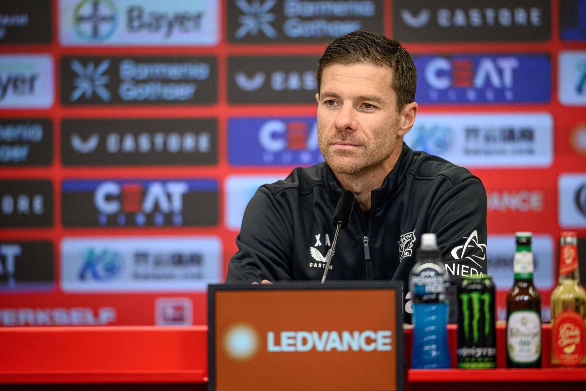 勒沃库森发布备战花絮，今晨扳平良机，德甲任务艰巨，轮换策略成焦点